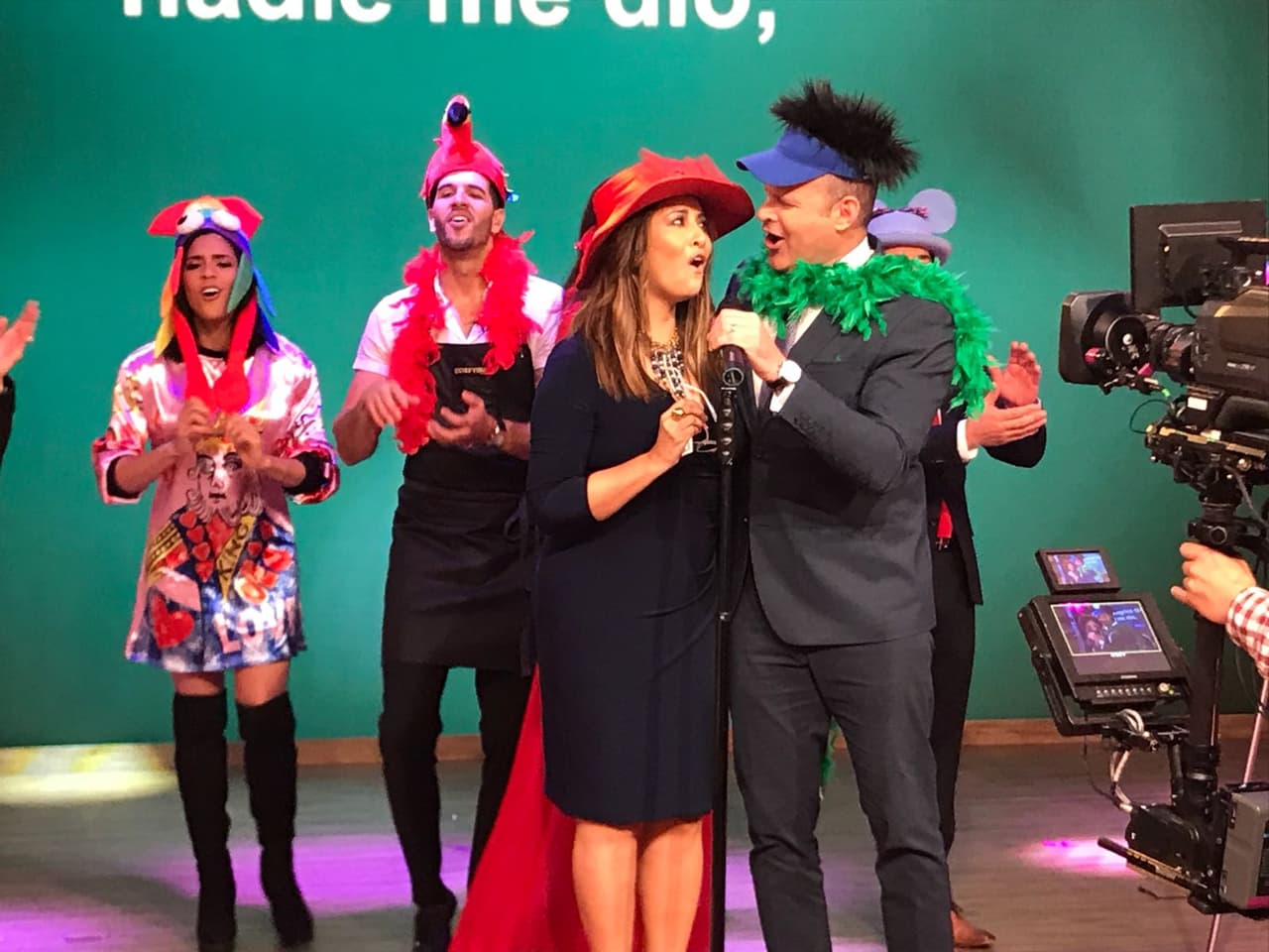 Alan no podía quedarse con las ganas de cantar con nuestra invitada. Él le pidió que hicieran un dueto.