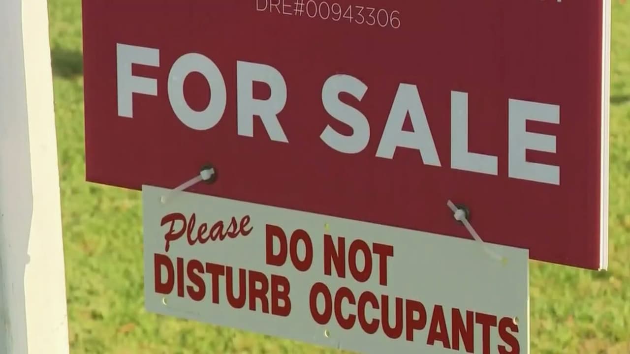 Economía golpea al mercado inmobiliario en EEUU: Tasas hipotecarias superan el 7%
