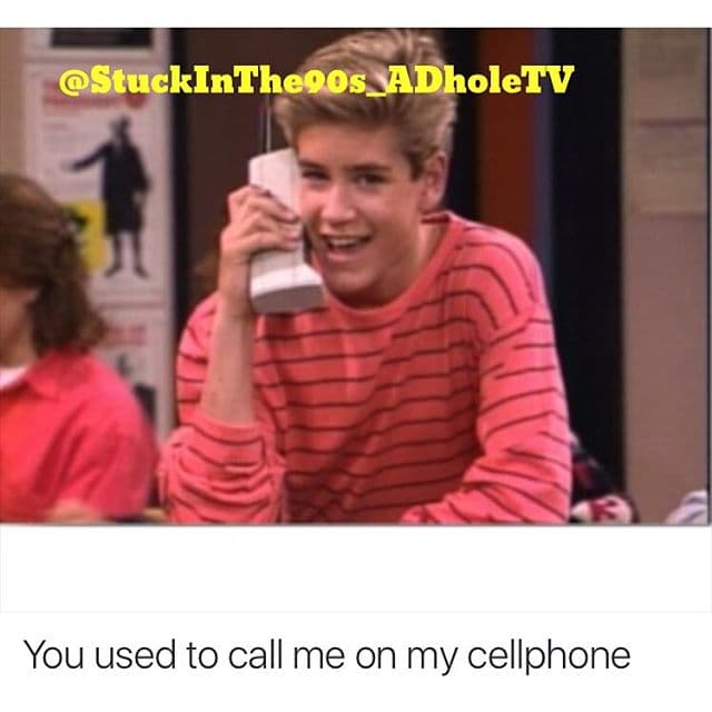 Con un celular de antaño en 'Saved by the Bell'.