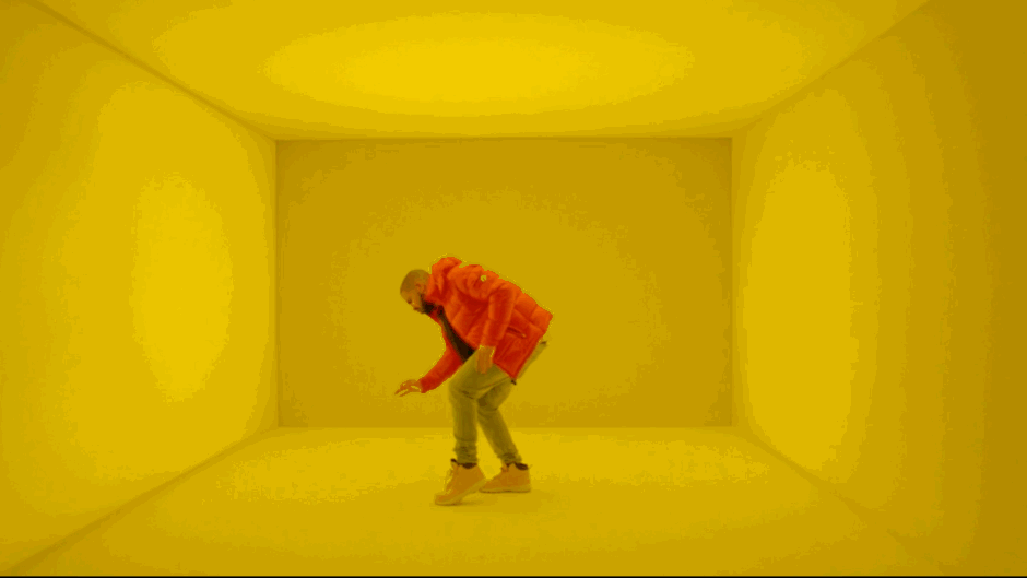Y la gente se divierte con la manera en que baila, haciendo memes y gifs.