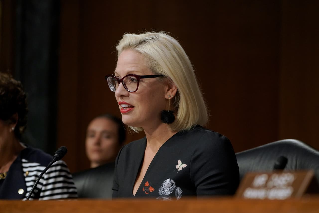 La senadora por Arizona 
<b>Kyrsten Sinema</b> confirma via Twitter que 
<a href="https://twitter.com/kyrstensinema/status/1346913564393664516" target="_blank">ella se encuentra bien</a>. [foto de archivo]