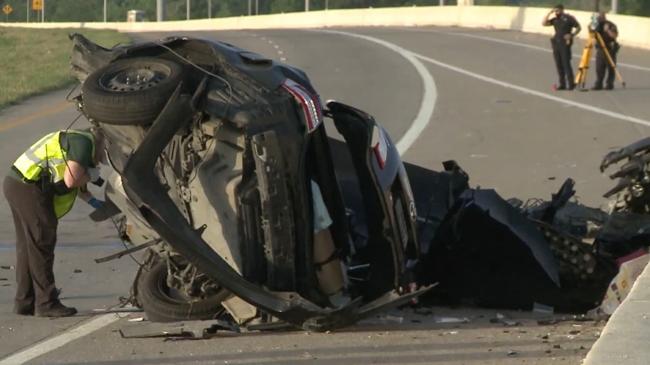 Muere conductor al chocar contra un muro de concreto partiéndose el vehículo en dos