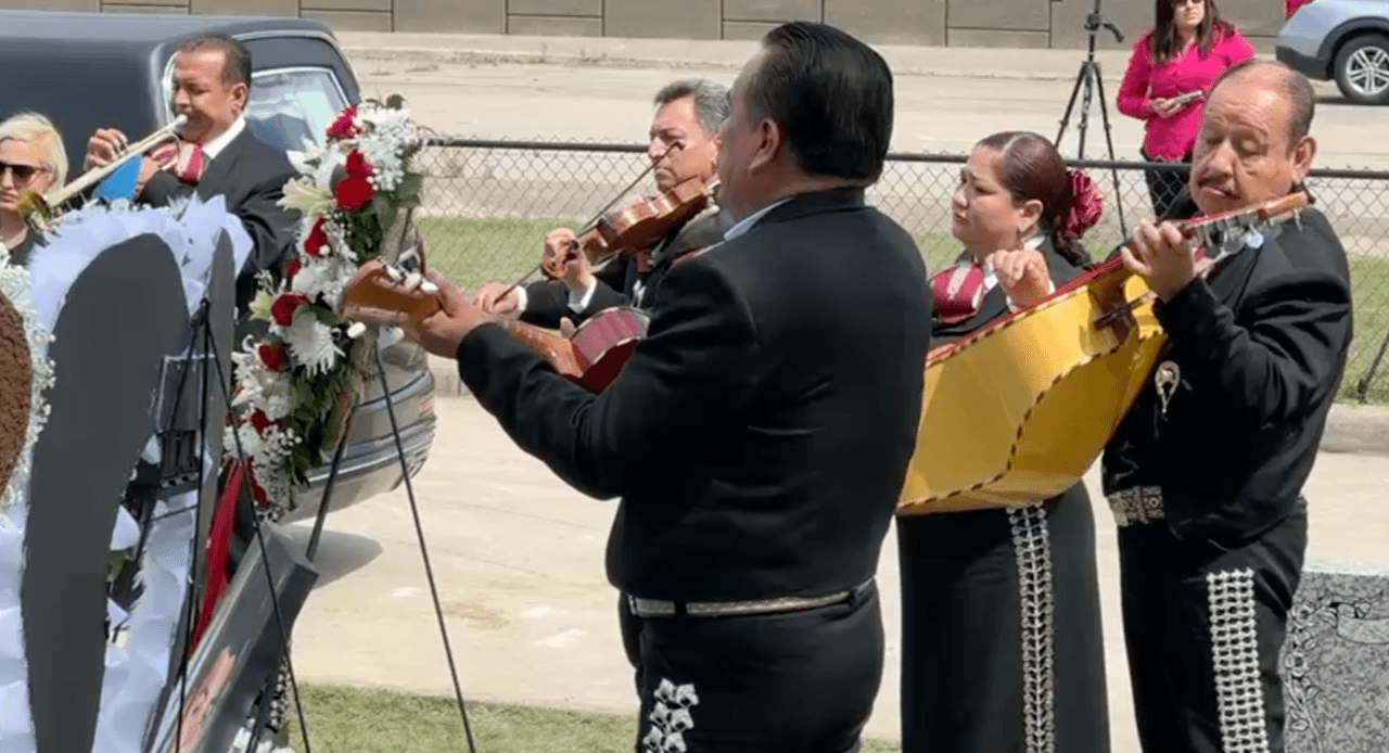 Al Cementerio San Jacinto, al este del condado, 
<b><a href="https://www.univision.com/local/houston-kxln/padre-nino-carlos-fernandez-terry-bryan-rivera-pague-por-sus-actos-condado-harris" target="_blank">llegaron mariachis para ofrecerle un homenaje al niño hispano. </a></b>