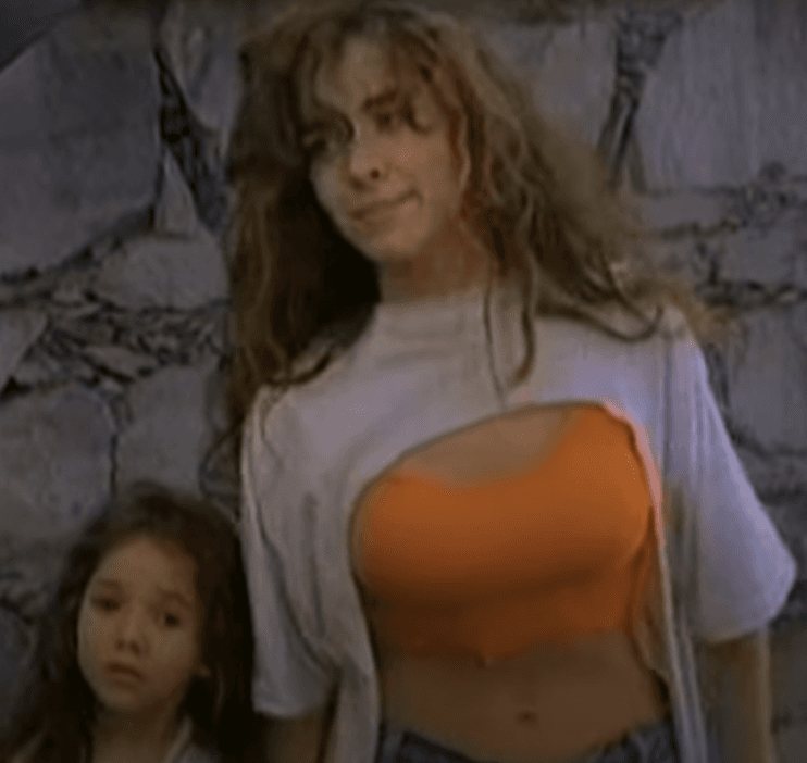 <b>'Zapatos viejos'</b>
<br>La actriz es originaria de Guadalajara, Jalisco y nació el 14 de ocubre de 1985. Cuando tenías apenas 7 años grabó la película ‘Zapatos Viejos’, donde actuó como la pequeña niña huérfana Mary, a lado de 
<a href="https://www.univision.com/radio/radio-nacional/cuando-los-famosos-eran-jovenes-el-verdadero-tbt-de-andrea-legarreta-ninel-conde-angelica-rivera-y-muchos-mas-fotos">Gloria Trevi.</a>