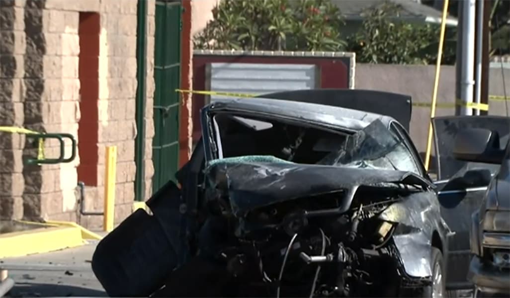 El choque se reportó sobre la intersección de las avenidas Prairie y Marine en la ciuidad de Hawthorne e involucró cinco autos. El violento suceso fue causado, según las autoridades, por un vehículo, con tres personas abordo, que huía de la escena de un robo en Manhattan Beach.