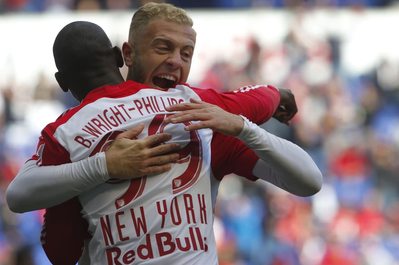 Mike Grella y Bradley Wright Phillips