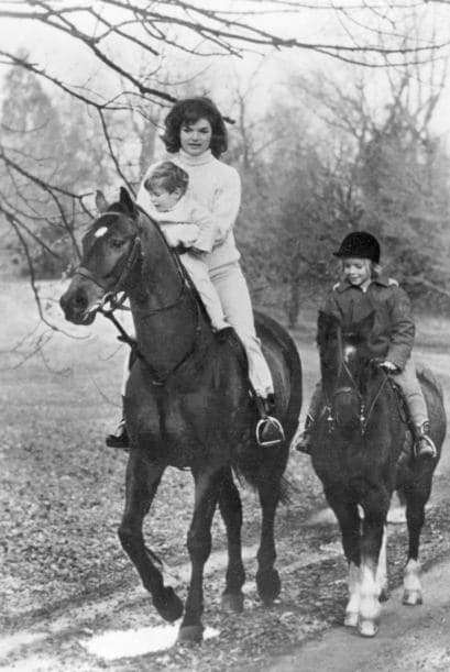 Estaba tomando el sol y era tan agradable… me llamó Jack y dijo “Voy para Washington esta tarde. Su voz era extraña, él nunca me preguntaba, sabía lo que representaban para mi esos fines de semana lejos de la Casa Blanca. Pero algo en voz indicaba que algo estaba mal. No pregunté y él me dijo que volviera para Washington… P.263…