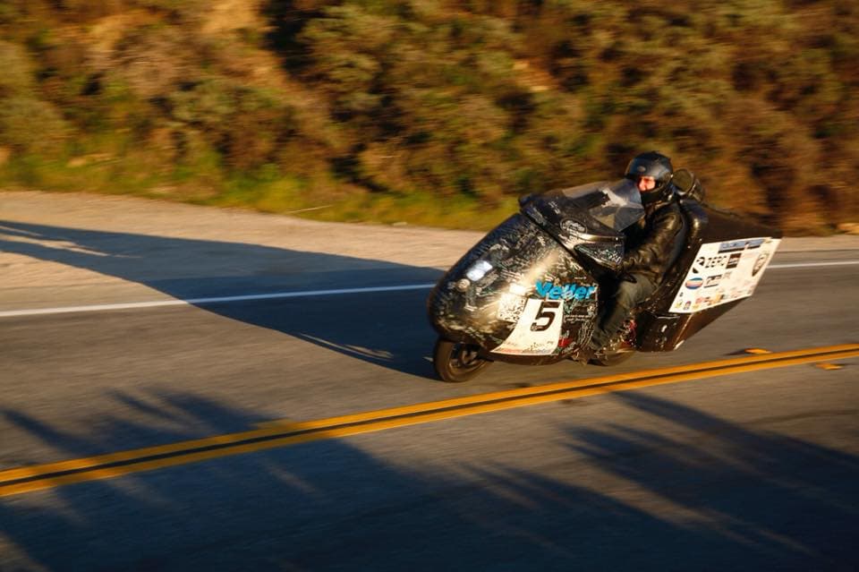 Terry Hershner circula en su moto eléctrica
