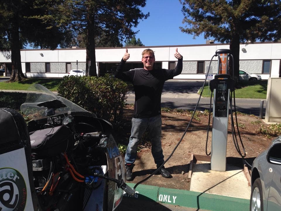 Terry Hershner en un punto de recarga