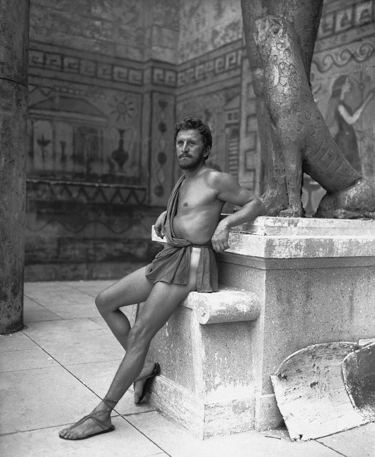 Tras dejar el ejército logró comenzar su carrera de actor desempeñando algunos papeles menores hasta que en 1949 interpretó 'El ídolo de barro', una película en la que hacía de boxeador y que lo dio a conocer. En la imagen, Kirk Douglas en su rol de 'Ulises', otro de sus célebres protagónicos.