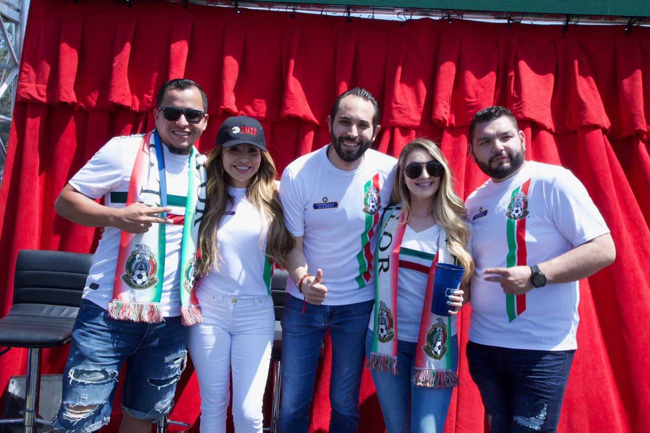 De esta forma, el trío de locutores agradeció a todos los radioescuchas que pasaron a saludarlos.