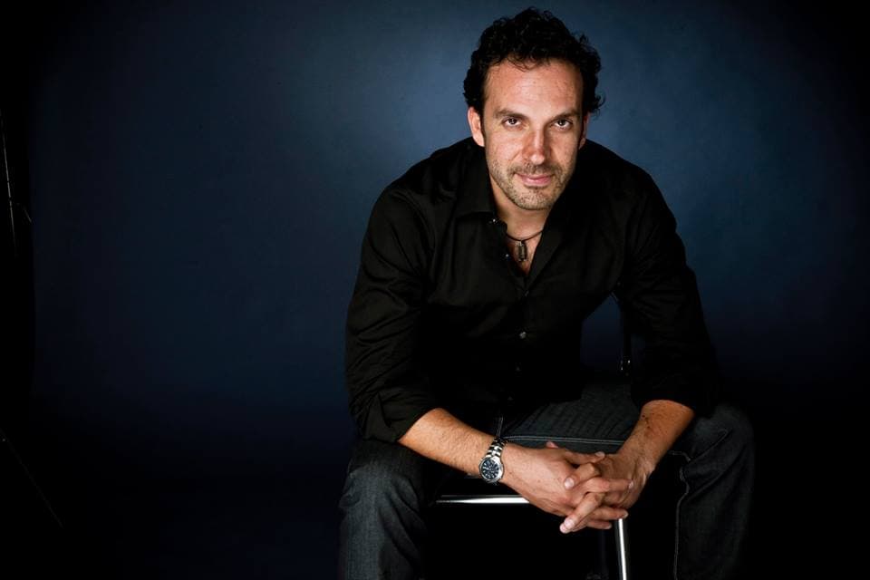 El actor mexicano de cine, teatro y televisión, 
<b>Antonio de la Vega</b> ha participado en numerosas producciones mexicanas y en la 
<b><a href="http://www.univision.com/series/el-chapo/regresa-el-chapo-el-17-de-septiembre-se-estrena-la-segunda-temporada-de-la-serie-por-univision" target="_blank">segunda temporada de ‘El Chapo’</a></b> tendrá una participación muy importante.