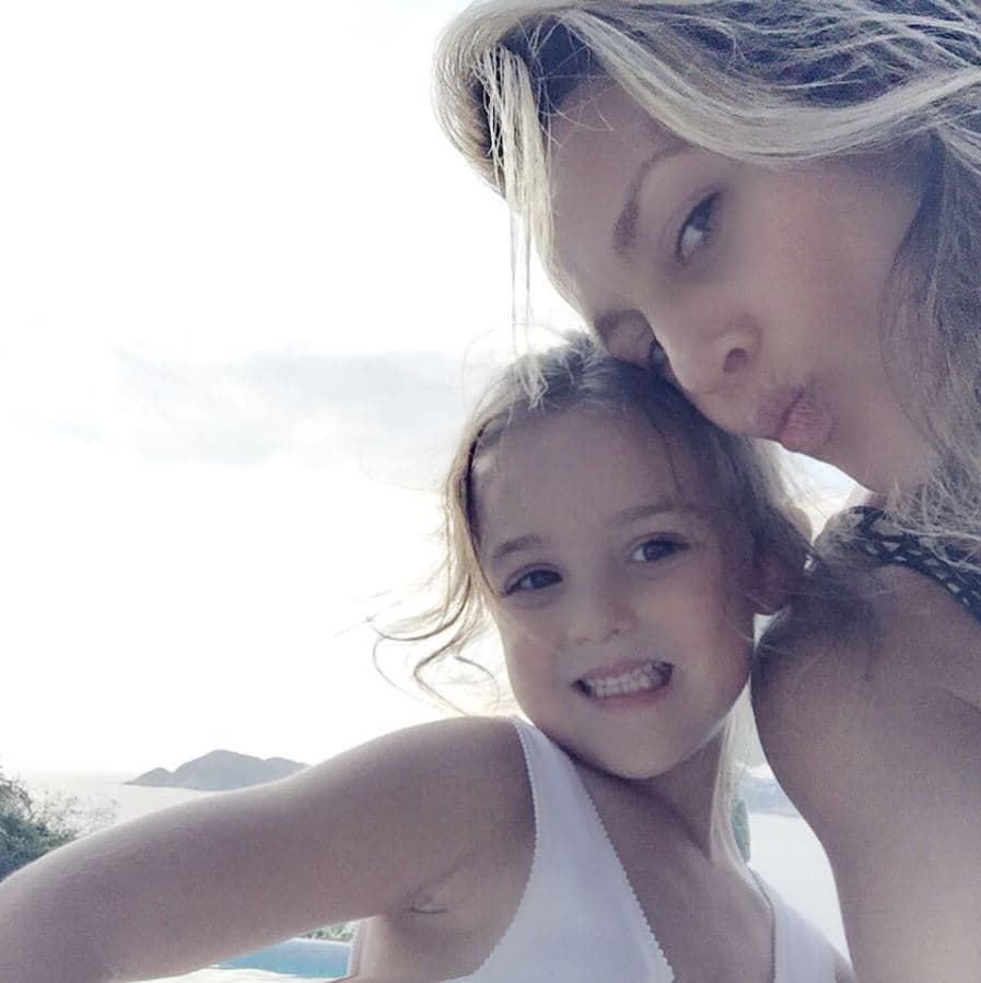 La cantante mexicana Fey celebró este pasado 28 de enero el séptimo cumpleaños de Isabella, su única hija, con este mensaje en su Instagram: "¡¡¡La vida es mucho más divertida desde que llegaste tú!!! ¡¡¡Te amo profundamente amor mío!!! #Felices7Isabella!".