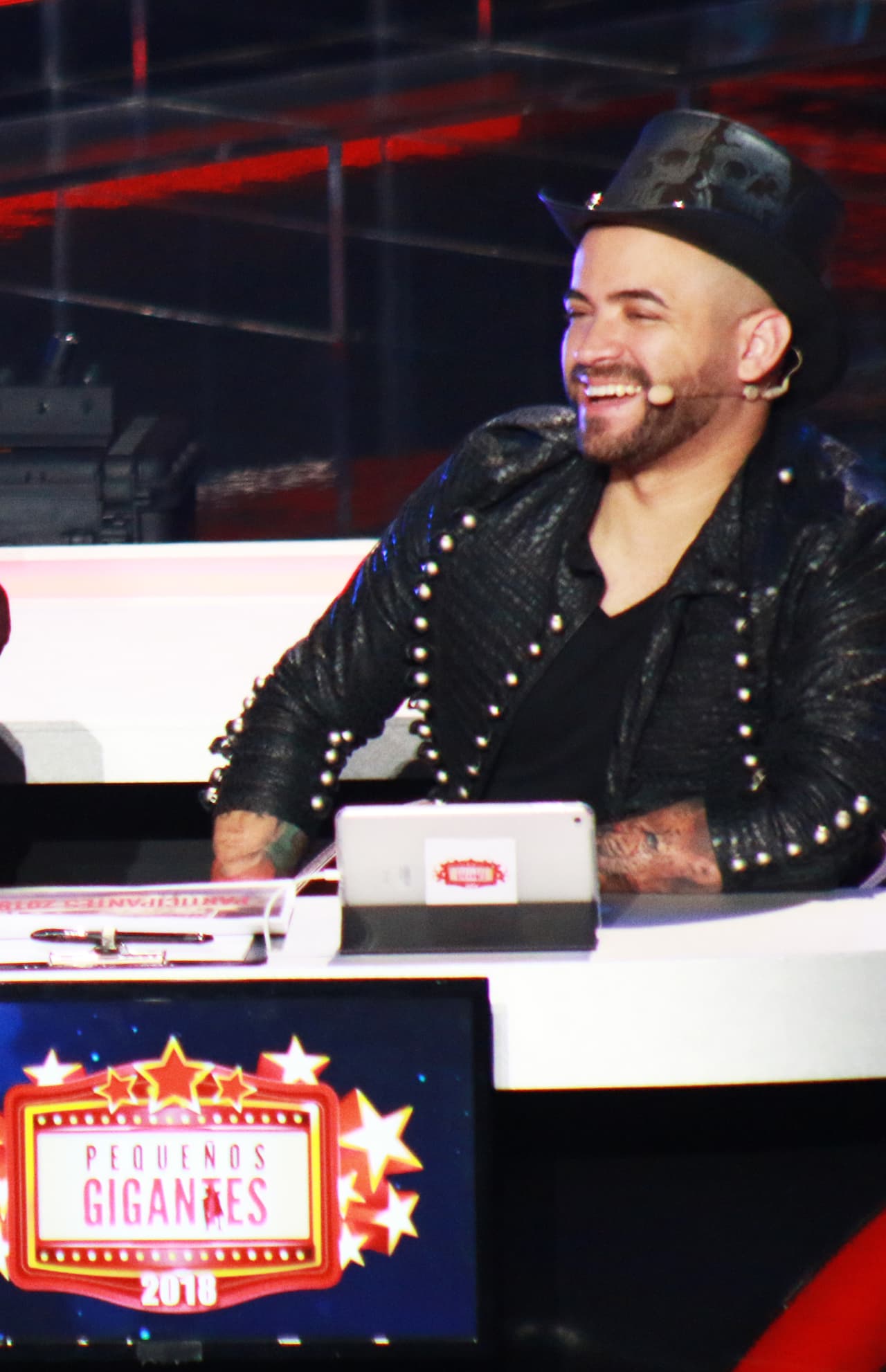 En el estreno Nacho optó por un look rockero y hasta nos recordó al legendario Alice Cooper con una chaqueta de cuero y sombrero de copa.