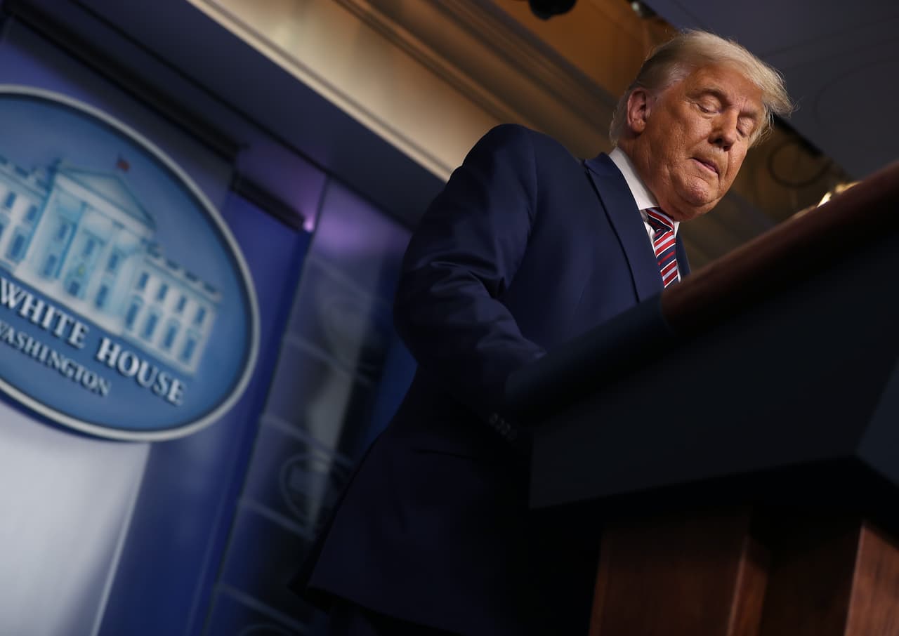 Trump se quejó de que la ventaja que había alcanzado la noche de la elección en Carolina del Norte, Georgia y Pennsylvania ha ido disminuyendo con el transcurso de las horas al contar votos por correo, una modalidad completamente legal pero que él calificó de fraudulente.