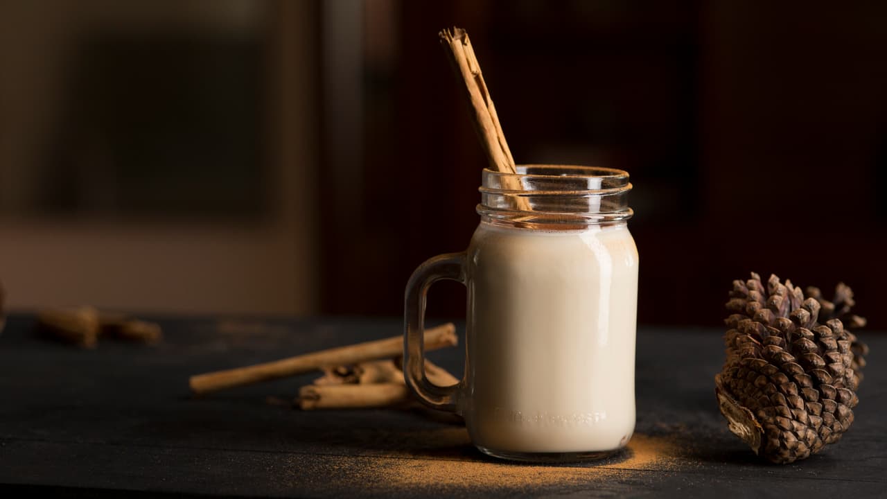 Coquito puertorriqueño, listo para acompañarte en esta temporada navideña.