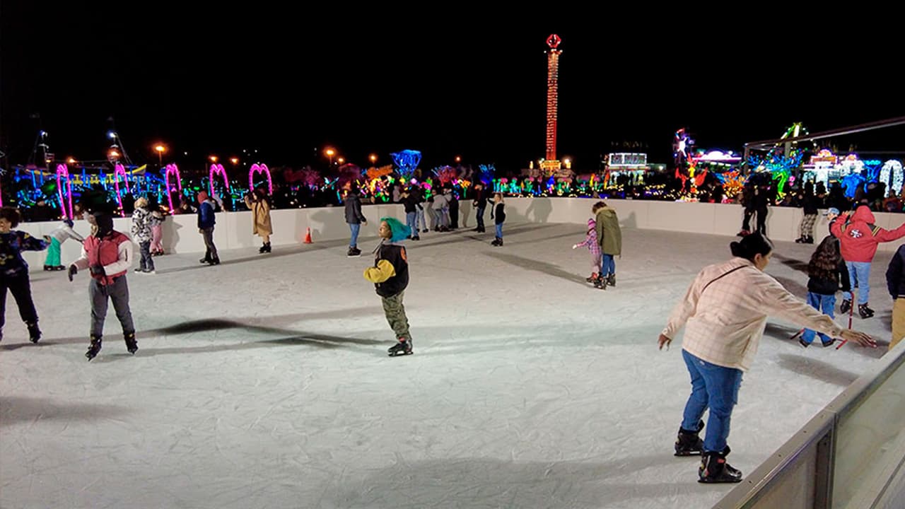 <b>3. Imaginarium at Cal Expo</b>
<br>Ubicación: Cal Expo, Sacramento
<br>Horarios: 4:00 p.m. - 10:00 p.m., hasta el 5 de enero
<br>Costo: $21 entrada general, $17 niños menores de 12 años
<br>Descripción: Una experiencia mágica con millones de luces, espectáculos y una pista de hielo integrada en el evento.