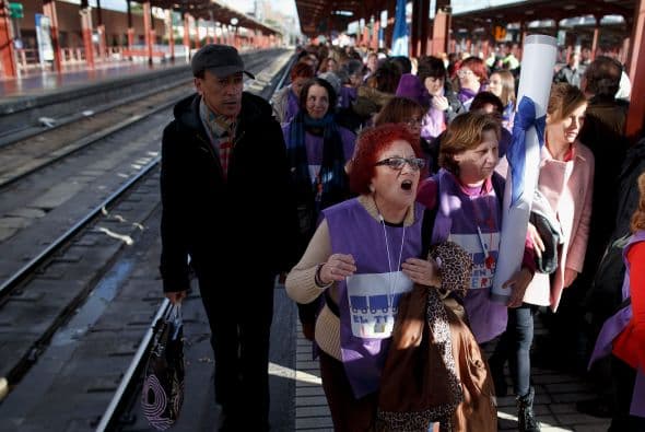 "Estamos estudiando, hablando con insistencia, lo vamos a hacer nosotros y entre nosotros acordándolo como siempre hemos hecho las cosas", dijo Ruiz Gallardón. "¿Quiénes son ellos para etiquetar?"