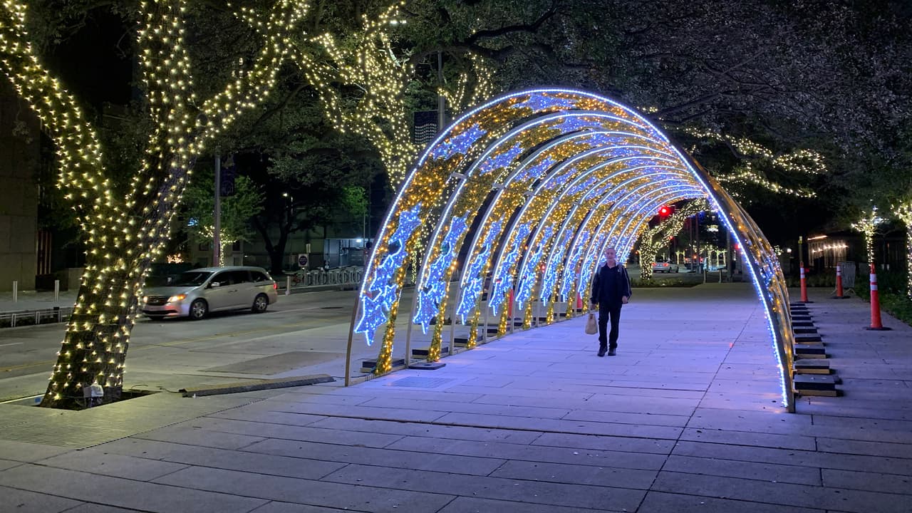El show de alumbrados en Bagby Street consta de un vibrante paseo de 100,000 luces LED.