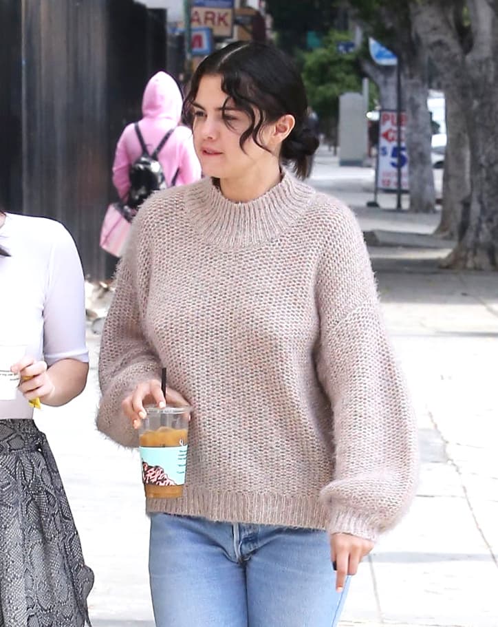 La cantante y actriz dijo que es bueno vestirse bien, sentirse bella y halagada cuando los hombres le dicen lo bonita que es, sin embargo, enfatizó lo siguiente: “Me gustaría que 
<b>alguien me amara por la persona que soy</b>. Eso es lo importante para mí”.