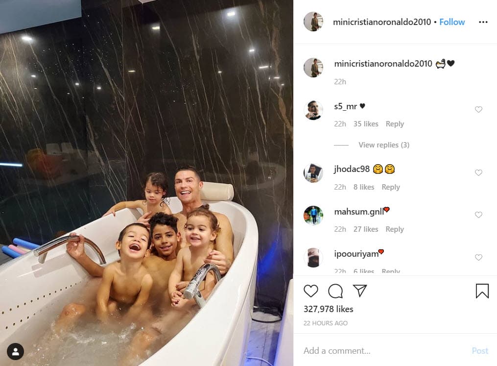 Pero ese contenido no fue el único. También compartió una foto en donde aparece dentro de 
<b>una bañera con su papá y sus tres hermanos</b>: los mellizos Mateo y Eva (2 años), quienes 
<b><a href="https://www.univision.com/famosos/georgina-rodriguez-celebra-el-cumpleanos-de-sus-mellizos-con-un-gran-ausente-papa-cristiano-ronaldo-fotos">nacieron por el método de gestación subrogada</a> </b>en junio de 2017, y Alana (2), a quien Georgina Rodríguez dio a luz en noviembre del mismo año.