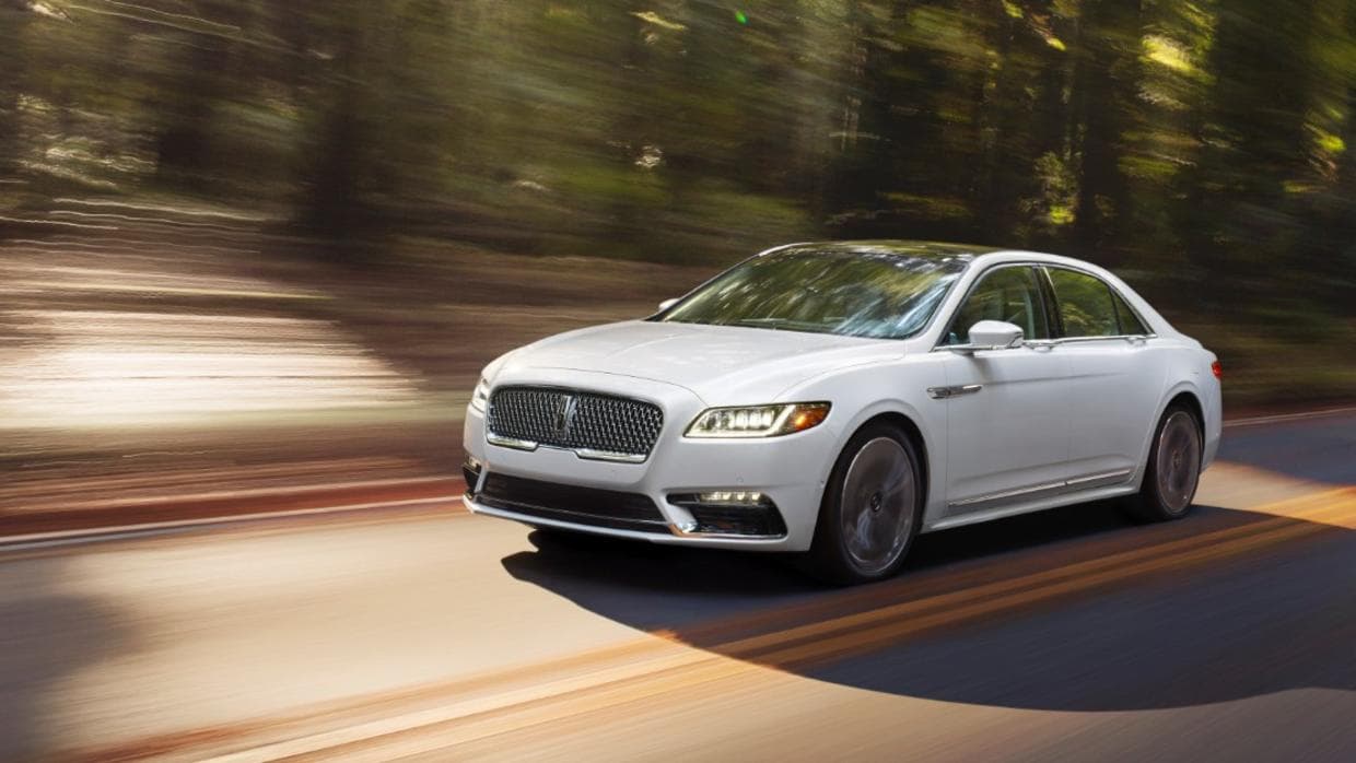 En este esperado vehículo debuta un motor V6 twin-turbo de 3.0 litros capaz de entregar 400 caballos de fuerza y 400 lbs-pie de torque. El fabricante asegura que se trata de un motor que, además de potente, es verdaderamente silencioso. También habrá disponibles un V6 doble turbo de 2.7 litros y un V6 de aspiración normal con 3.7 litros.