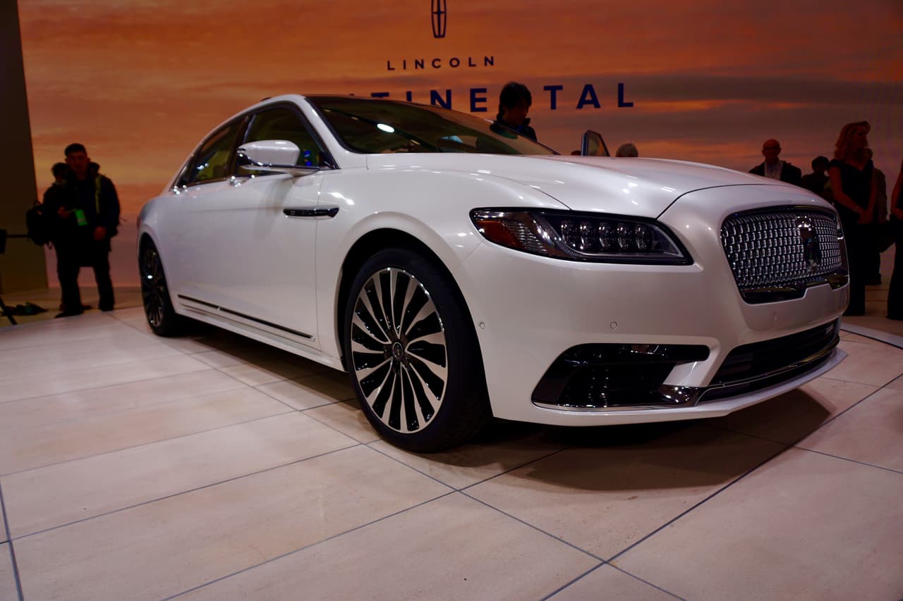 Lincoln Continental 2017: En el Auto Show de Detroit 2016 fuimos testigos del esperado regreso del Lincoln Continental tras 15 años de ausencia. Según habíamos señalado, este vehículo porta una denominación que "evoca una riqueza histórica por la cual muchos fabricantes de lujo darían su mano derecha".