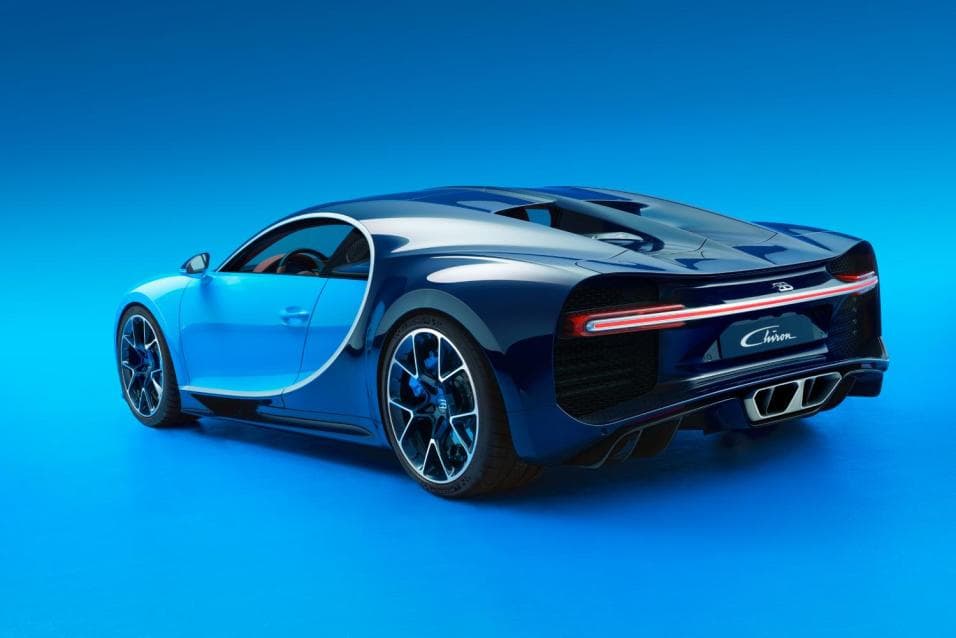 Bugatti Chiron 2017: Fue presentado el marzo en el marco del Auto Show de Ginebra 2016 y es uno de los modelos 2017 más esperados. Algunas de sus cifras justifican la gran expectativa: 261 mph en carretera y 1500 caballos de fuerza, una potencia inédita en vehículos de producción.