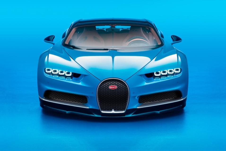 Aquel poder es cortesía del motor W16 de 8.0 litros bajó el capó de Chiron 2017, un desarrollo del propio Bugatti. El mismo dispone de 4 turbocompresores y se acopla a una transmisión de 7 marchas, resultando en 1180 lbs-pie de torque. De este modo, este veloz modelo supera al Veyron de este mismo fabricante. Se espera que las 500 unidades que se fabrican comiencen a llegar en octubre. Su valor: 2,600,000 millones de dólares.