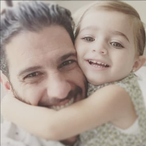 Es súper amoroso con sus pequeñitas.