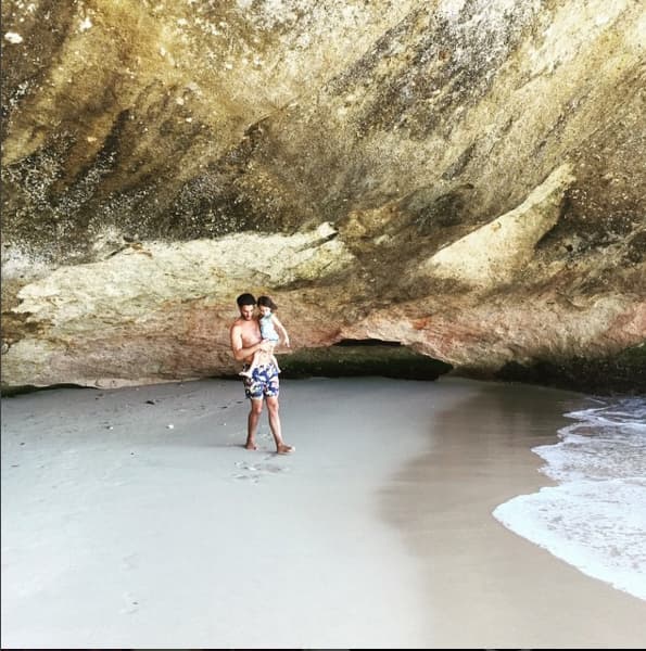 Un papá muy joven que disfruta al máximo el tiempo con sus nenas.
