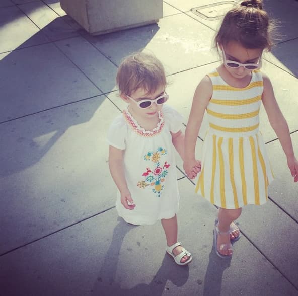 ¡Qué lindas niñas, igual que sus padres!