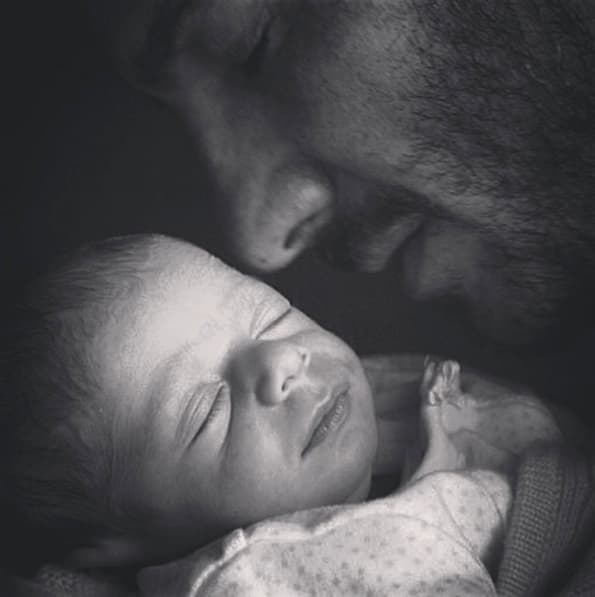 Le encanta ser padre, disfruta al máximo el tiempo con sus hijas.