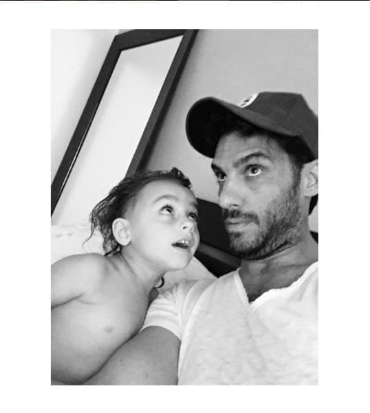 Además nos enamora al verlo en su papel como papá.