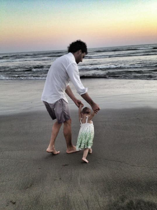 Enseñando a caminar a su bebita.