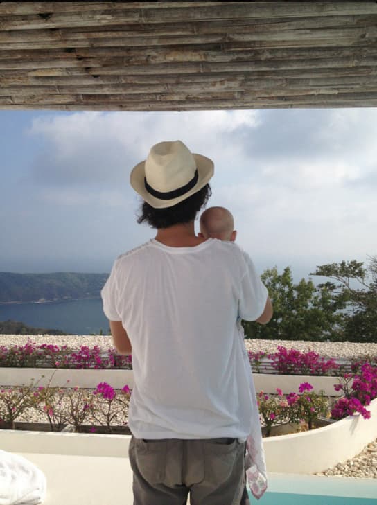 Mostrándole las maravillas de la naturaleza.