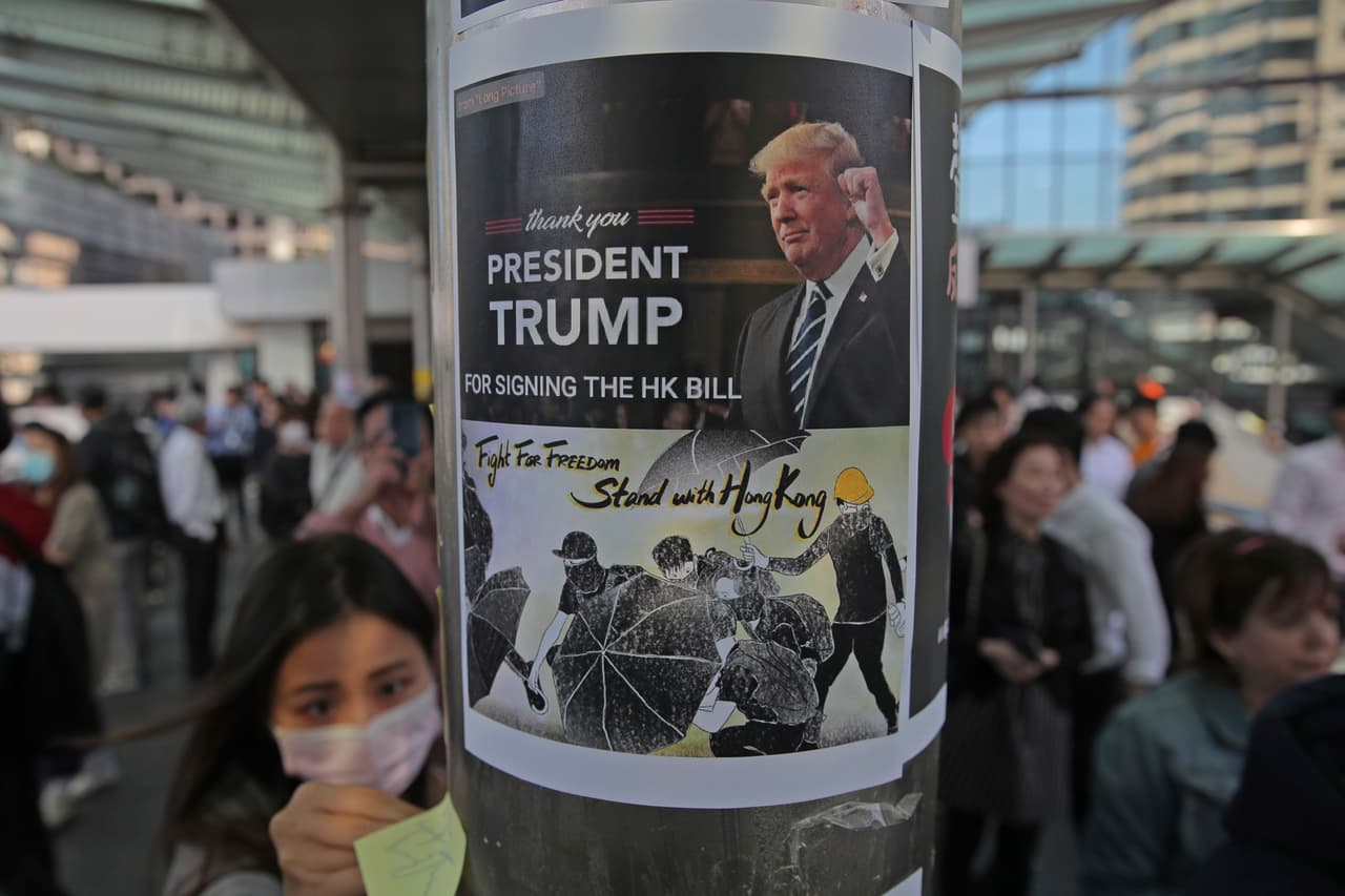 Trump firma la ley en apoyo a los manifestantes de Hong Kong y China promete tomar represalias