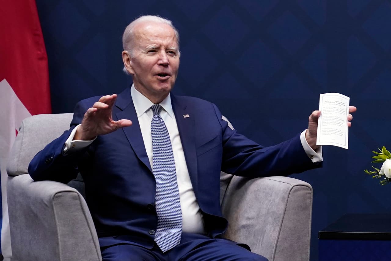 Biden firma decreto sobre control de armas que refuerza la verificación de antecedentes