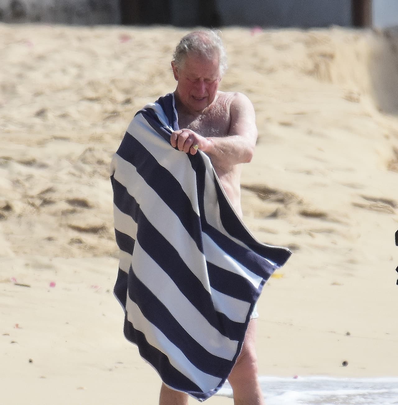 Tan pronto salió del agua, su asistente le hizo llegar la toalla.