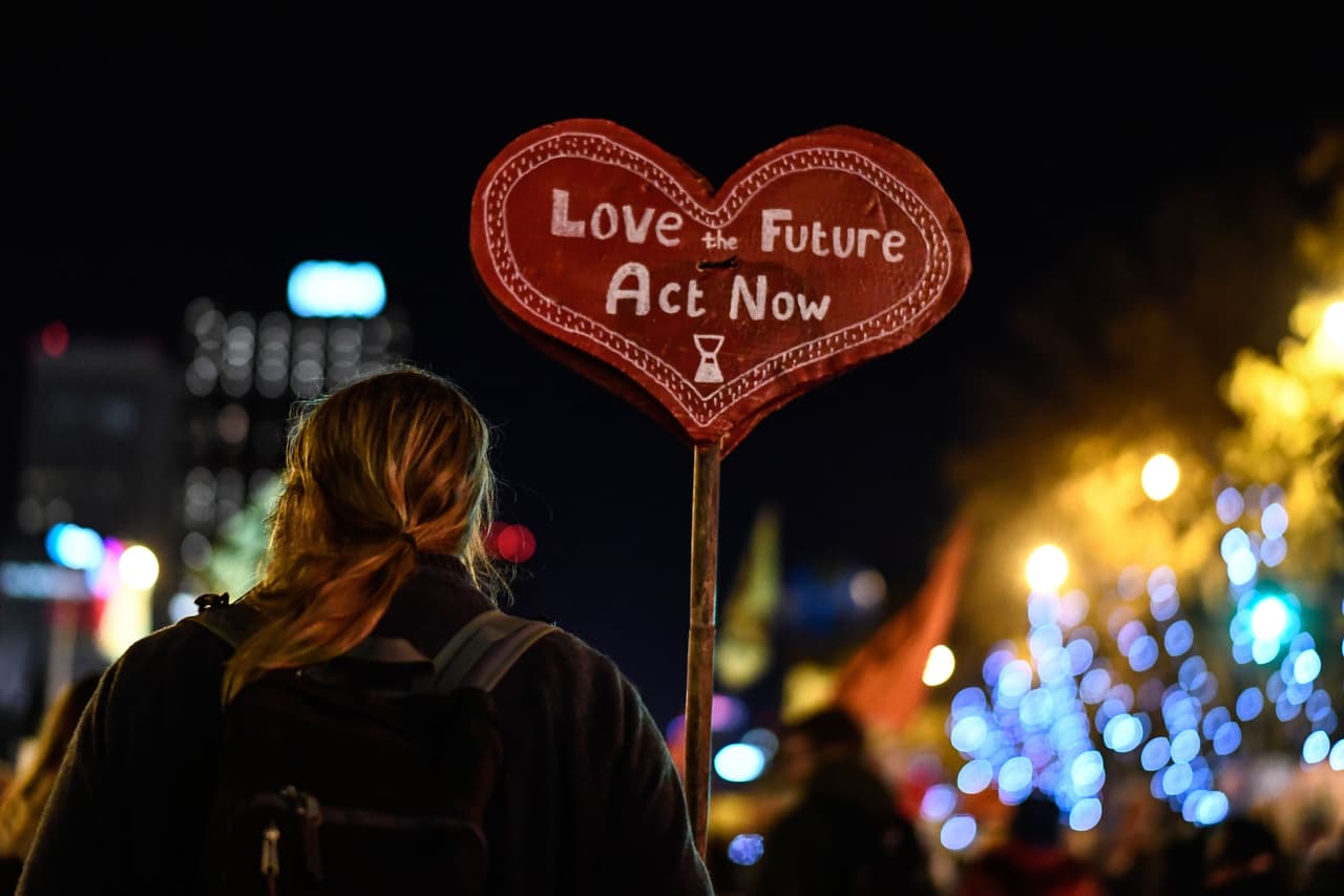 “Ama al futuro, actúa ahora”, otra de las pancartas en la manifestación. La cumbre anual 
<a href="https://www.univision.com/noticias/mundo/entre-protestas-inicio-en-madrid-la-cumbre-internacional-de-clima-de-la-onu-fotos-fotos">se inauguró el lunes con un llamado del jefe de la ONU</a>, Antonio Guterres, para no ser la "generación que jugueteó mientras el planeta ardía".