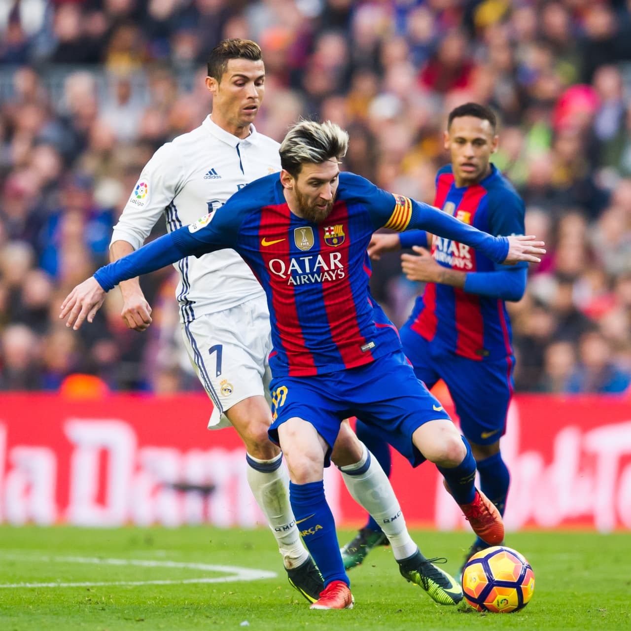 <b>Real Madrid vs. Barcelona</b>: también sinónimo de Cristiano Ronaldo vs. Lionel Messi en la actualidad. Divide a España en dos y es sin duda el clásico del fútbol más popular en el mundo. Real Madrid ha ganado 95 partidos, Barcelona 92 y en 49 juegos han empatado. Real Madrid ha celebrado 33 títulos de Liga, mientras que Barcelona ha obtenido 24.
