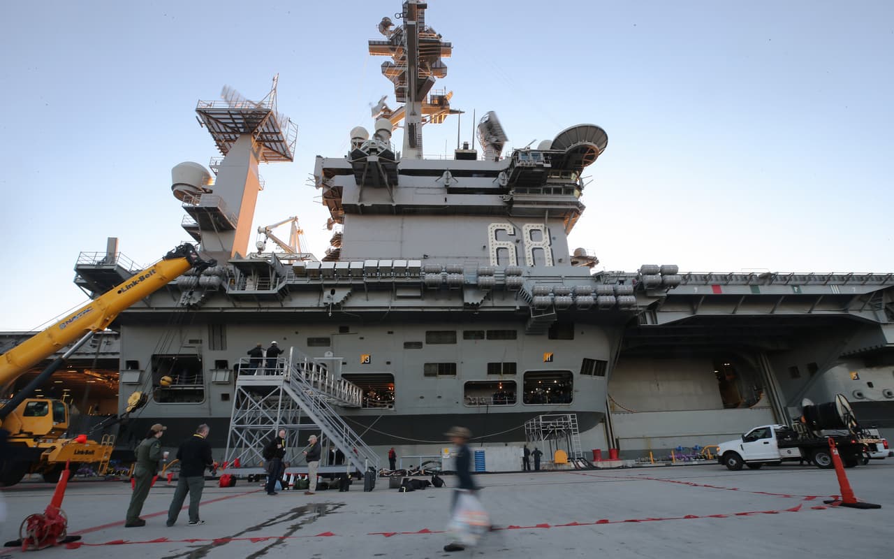 El secretario de Defensa, Lloyd Austin, y el almirante Michael Gilday, jefe de Operaciones Navales, volaron al USS Nimitz esta semana cuando el buque de guerra se acercaba a la Costa Oeste, 
<a href="https://eu.kitsapsun.com/story/news/2021/02/25/chief-naval-operations-defense-secretary-pay-uss-nimitz-visit/6810389002/" target="_blank">reportó USA Today</a>. 
<br>