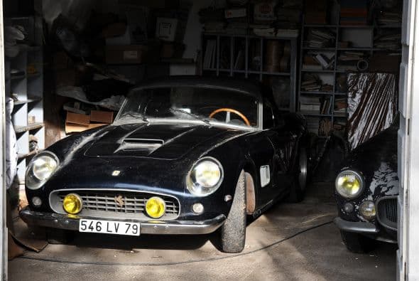 Entre los 60 autos de colección hay modelos exclusivos de marcas como Ferrari, Maserati, Porsche y Jaguar. Los autos fueron comprados entre las décadas de 1950 y 1970 por el empresario del transporte Roger Baillon, quien soñaba con restaurar su antigua colección y mostrarla en un museo. Llegó a reunir más de 100 autos pero su empresa empezó a decaer y tuvo que vender la mitad. Tras su muerte todo quedó para su hijo Jacques, quien falleció el año pasado. Los siguientes herederos, los nietos de Baillon, descubrieron el tesoro cuando fueron hasta la granja para ver su estado con intenciones de ponerla a la venta.