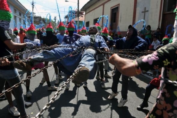 Durante la cual se persigue y captura a personas vestidas de Judas y se arrastran encadenados por las calles por traicionar a Jesucristo.