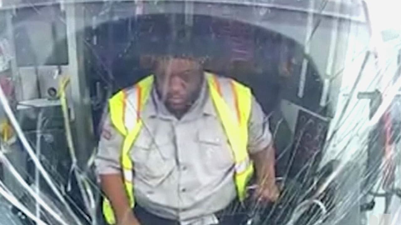 Video capta el momento en que un conductor de un tren se queda dormido y choca contra otro en California