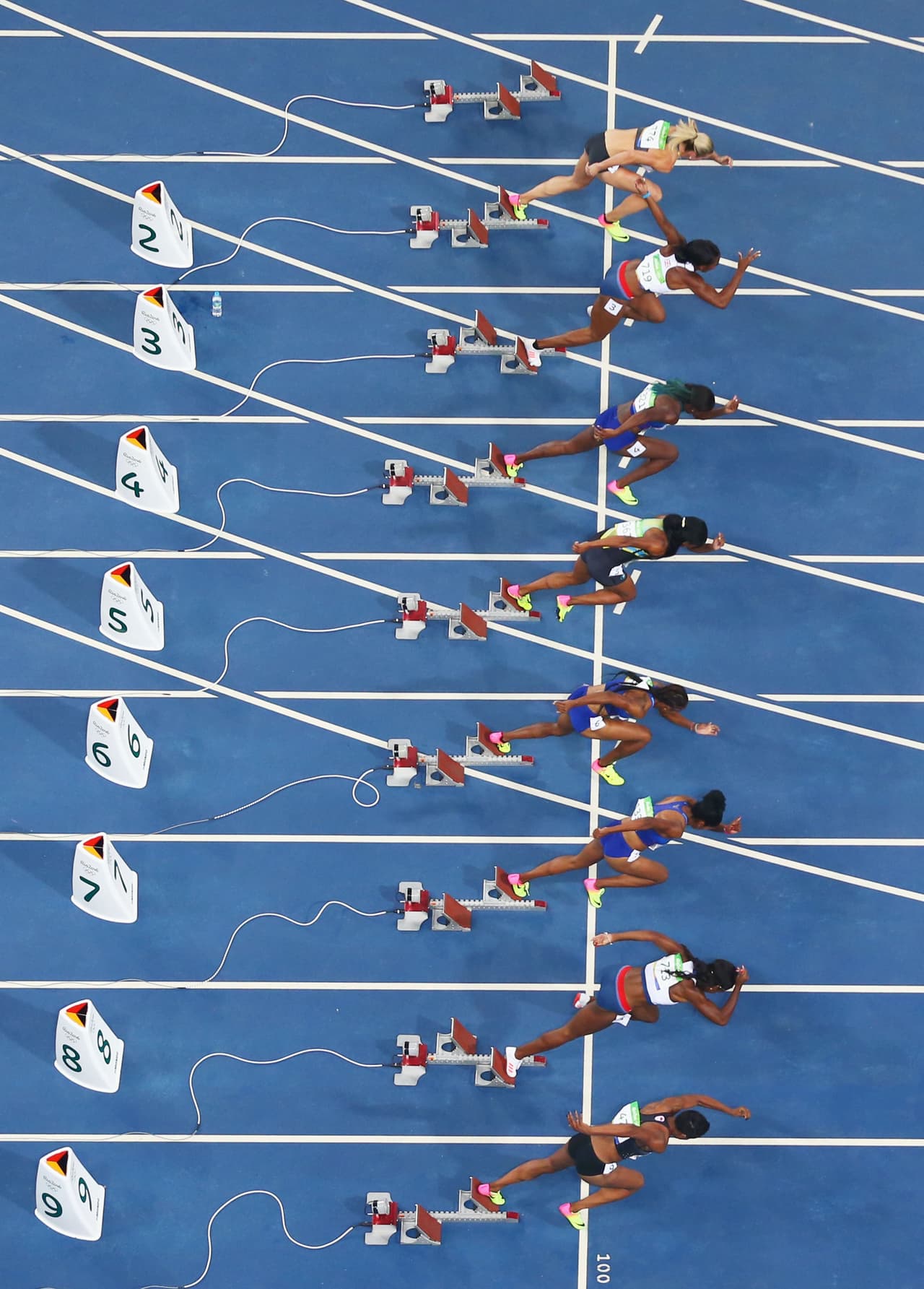 La salida de la final de los 110 metros con vallas, donde las corredoras estadounidenses ganaron los tres primeros puestos.