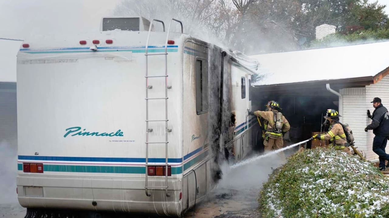 <b>Seguridad con estufas eléctricas y calefacción:</b>
<ul>
 <li>Si usas estufas eléctricas, manténlas al menos a 1 metro de materiales inflamables. Nunca las dejes desatendidas y apágalas antes de dormir.</li>
 <li>Si usas calefacción de gas o propano, verifica que el sistema esté en buenas condiciones y libre de fugas.</li>
</ul>