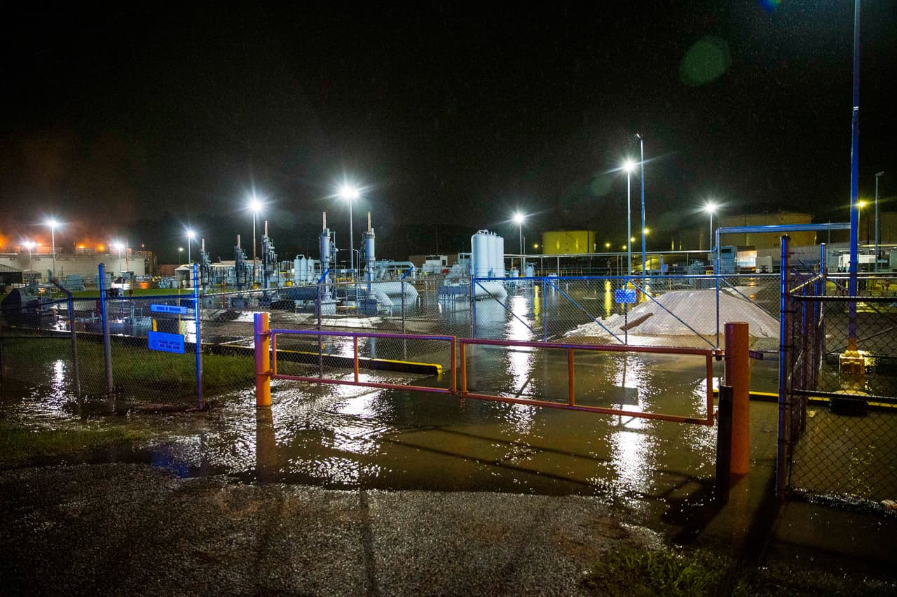 La zona metropolitana de Birmingham, la capital del estado, permaneció bajo vigilancia de 
<a href="https://www.univision.com/temas/inundaciones-repentinas">inundaciones repentinas</a>, y los meteorólogos predijeron otro día lluvioso para la mayor parte de Alabama y partes de Florida, Georgia y Tennessee.