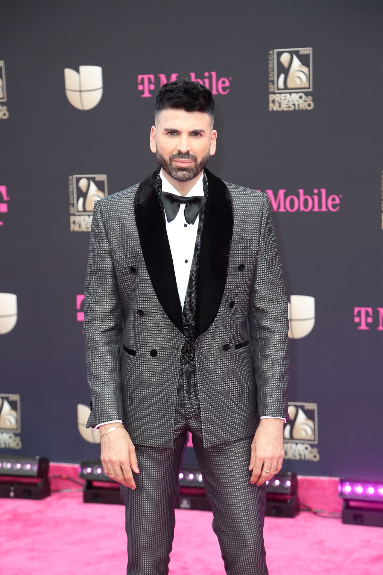 El experto en moda y estilo Jomari Goyso llegó a la celebración con su ojo crítico para evaluar cada uno de los atuendos de los invitados a Premio Lo Nuestro 2020.