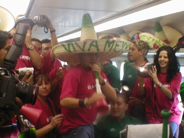 En Japón los músicos sinaloenses contagiaron con su alegría al pueblo nipón y sus canciones se hicieron presentes en muchos lados, incluso en el tren bala, rompiendo con la sobriedad de los japonenes.